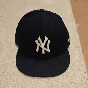Yankees New Era 7 1/2 Hat, Lightly worn